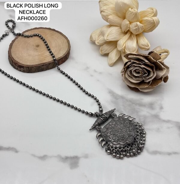 Black polish long necklace