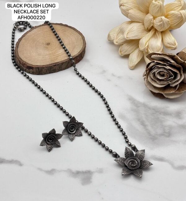 Black polish long necklace