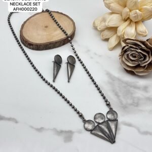 Black polish long necklace