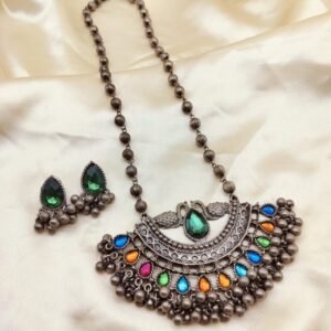 Black polish long necklace