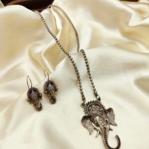 Black polish long necklace