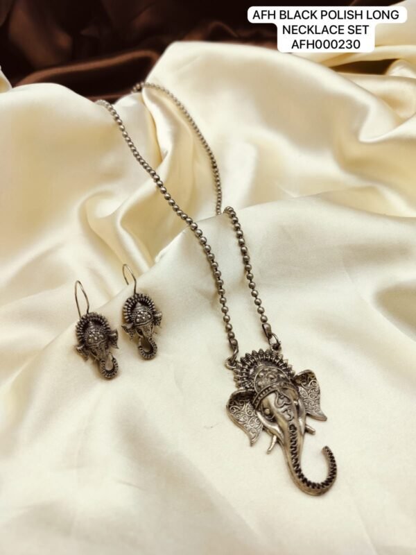 Black polish long necklace