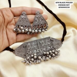 Black polish choker
