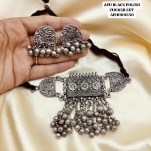 Black polish necklace