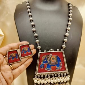 Black polish digital Necklace