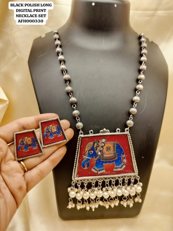 Black polish digital Necklace