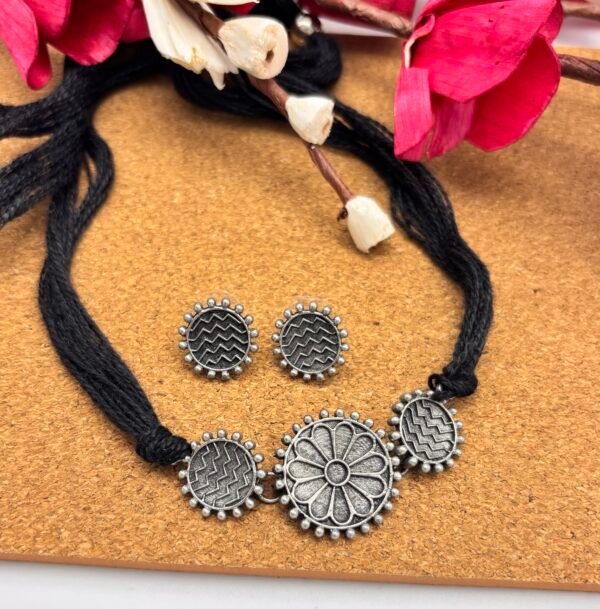 Black polish choker
