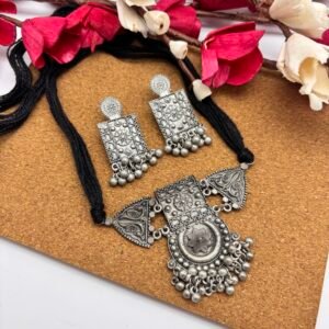 Black polish choker